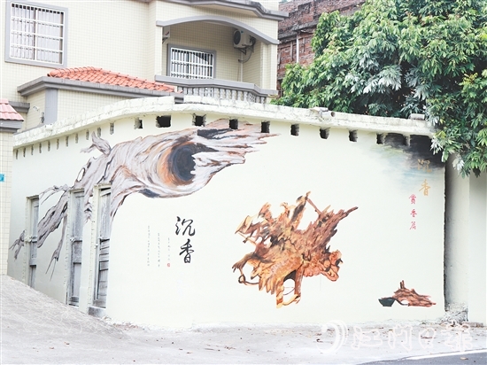 坑尾村在农房墙面画上沉香墙绘，营造浓厚的沉香文化氛围。