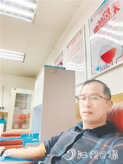 易国城在江门市中心血站献血。