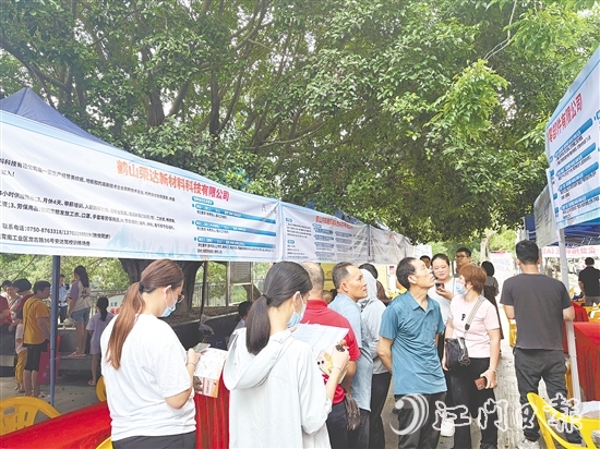 招聘会现场人来人往，各企业纷纷亮出自家“靓岗位”“好待遇”。