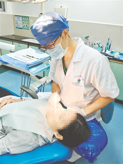 牙周炎发病比较隐蔽，但病变会深入牙龈深处。