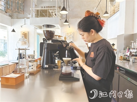 在梁艳芬看来,与其在城市里内卷,不如回到熟悉的地方,把熟悉的事情做到极致,哪怕是一间小小的咖啡店,也能泡出自己的风味,走出自己的路。 在梁艳芬看来,与其在城市里内卷,不如回到熟悉的地方,把熟悉的事情做到极致,哪怕是一间小小的咖啡店,也能泡出自己的风味,走出自己的路。