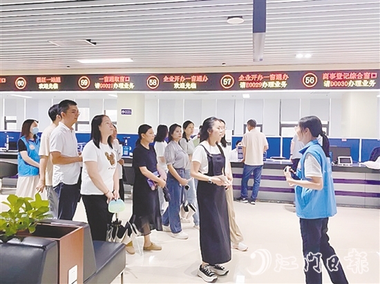 在讲解员的引导下,群众代表开启了一场沉浸式政务服务体验之旅。 在讲解员的引导下,群众代表开启了一场沉浸式政务服务体验之旅。