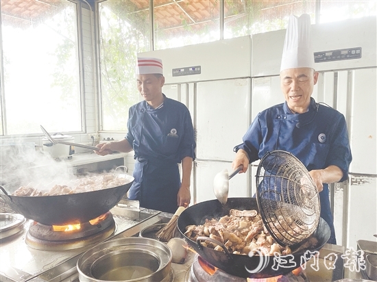 34名学员通过“理论教学+实操演练”模式,系统学习侨乡经典菜式。 34名学员通过“理论教学+实操演练”模式,系统学习侨乡经典菜式。