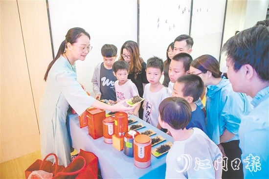 在鹤山市文化馆非遗传习厅，讲师为亲子家庭详细讲解鹤山红茶的悠久历史和制作工艺。