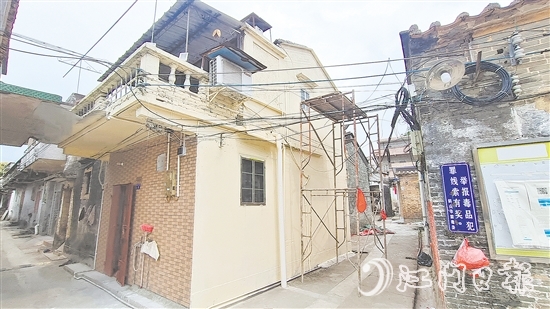 麦老兵居住的房屋焕然一新，外墙更换为暖色调“衣服”，显得格外温馨。