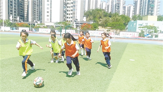 沙坪一小(东校区)推进“足球进课堂”,在日常体育教学中加入足球特色项目。 沙坪一小(东校区)推进“足球进课堂”,在日常体育教学中加入足球特色项目。