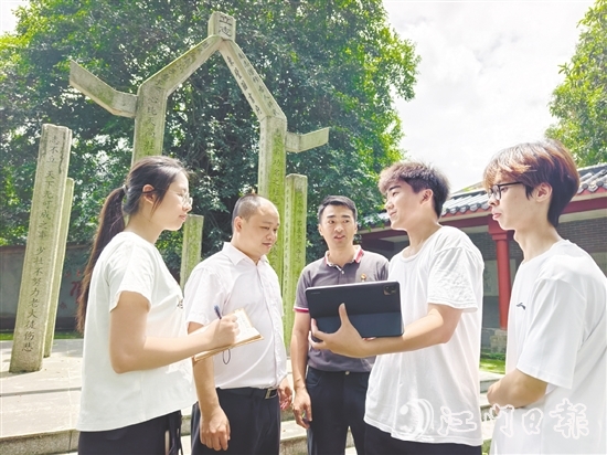 赵尉强（图中）与五邑大学师生们交流歇马村文旅发展计划。