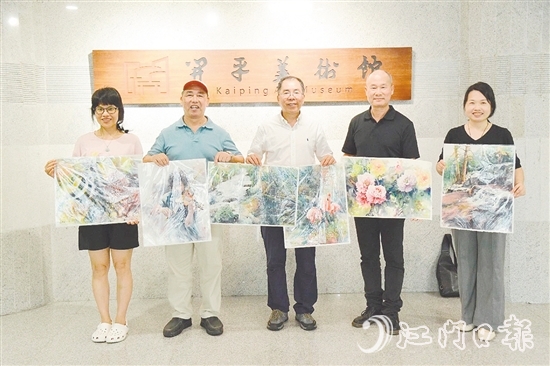 甄练权（中）将水彩作品无偿赠予开平市美术馆。