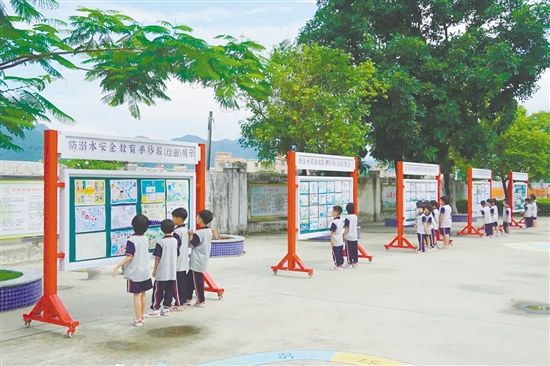 水口镇沙冈小学通过手抄报比赛、宣传栏等方式，开展防溺水安全教育活动。