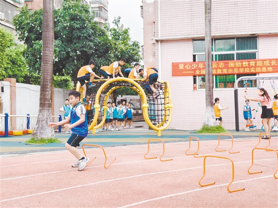 学生们在实践中感受国防教育的魅力。