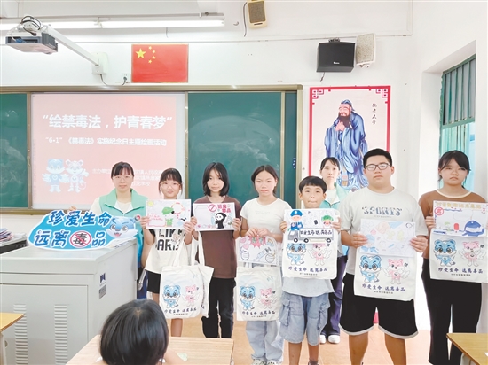 赤坎镇平安法治办联合明德社工走进赤坎镇五龙学校，开展“6.1”《中华人民共和国禁毒法》实施纪念日主题绘画活动。