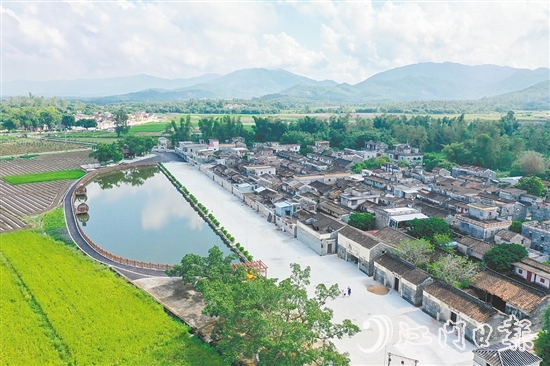 四九镇东方村以产业融合发展新范式、文旅融合新地标、生态宜居新标杆的三重蝶变,绘就产业兴、生态美、百姓富的乡村振兴新图景。 四九镇东方村以产业融合发展新范式、文旅融合新地标、生态宜居新标杆的三重蝶变,绘就产业兴、生态美、百姓富的乡村振兴新图景。