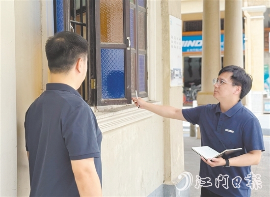 刘嘉鸿(右)积极投入到公司的重点工作侨建筑测绘中。 刘嘉鸿(右)积极投入到公司的重点工作侨建筑测绘中。