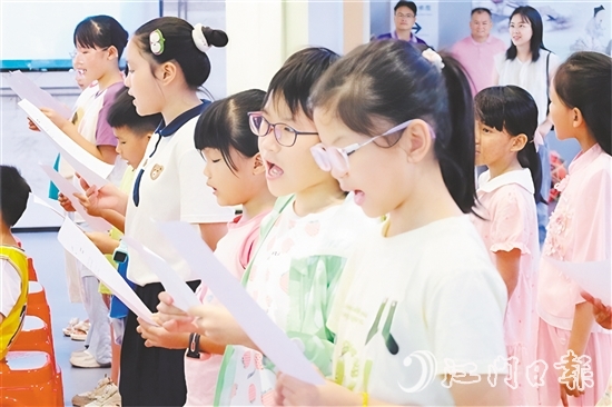 在教师的指导下,小朋友们兴致勃勃地学习台山童谣。 在教师的指导下,小朋友们兴致勃勃地学习台山童谣。