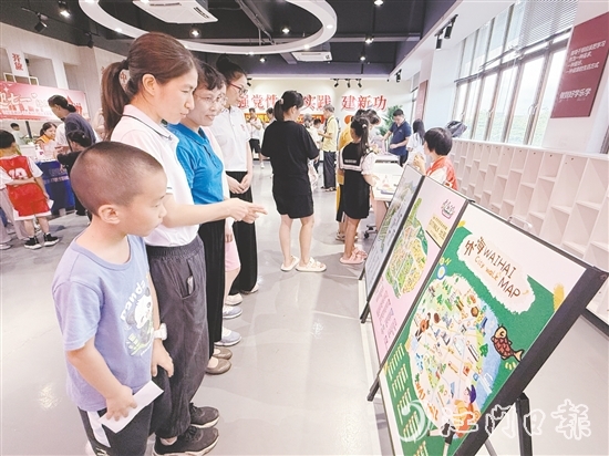 群众在政策咨询区查看江海区“15分钟生活便利圈”地图。