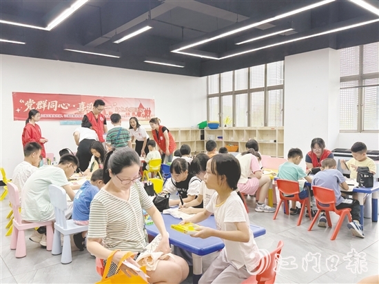 在“红星闪耀”创意手作营中，亲子家庭创作红色主题帆布袋。
