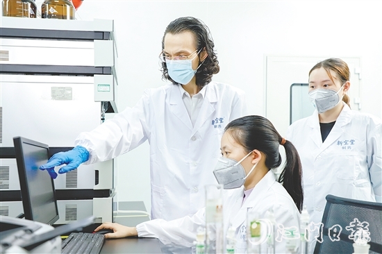 新宝堂将新会柑肉“变废为宝”，利用生物发酵技术转化为陈皮酵素。