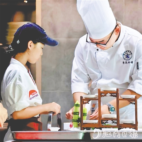 活动的特色菜研发品鉴环节以“台山食材+新会陈皮”为核心,烹制创新菜式。 活动的特色菜研发品鉴环节以“台山食材+新会陈皮”为核心,烹制创新菜式。