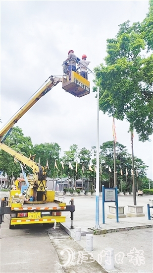 施工人员对道路两旁路灯进行维修、更换。