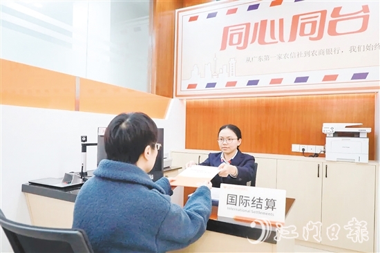 谭嘉琪经常向群众普及金融知识。