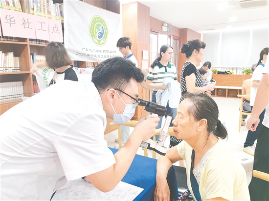 医护人员为社区居民进行视力检查。