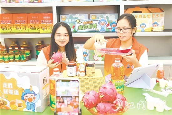 仲恺农业工程学院学生在直播间推介龙胜特色农产品。 仲恺农业工程学院学生在直播间推介龙胜特色农产品。