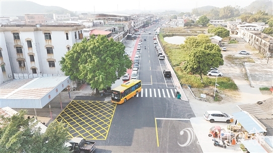 金鸡镇开展银龙路升级改造工程,基础设施不断提档升级。 金鸡镇开展银龙路升级改造工程,基础设施不断提档升级。