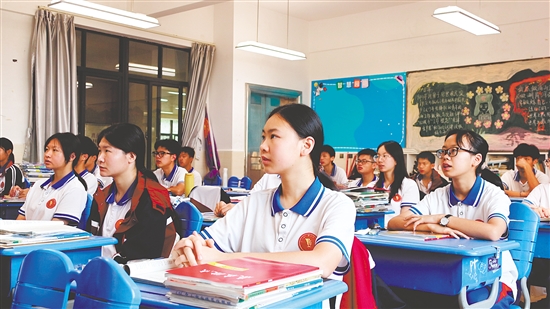 学生在课堂上认真听课。