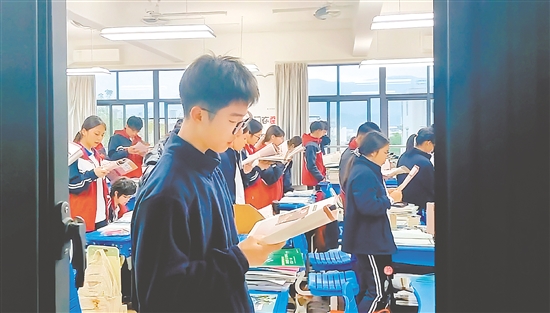 学生们在早读。