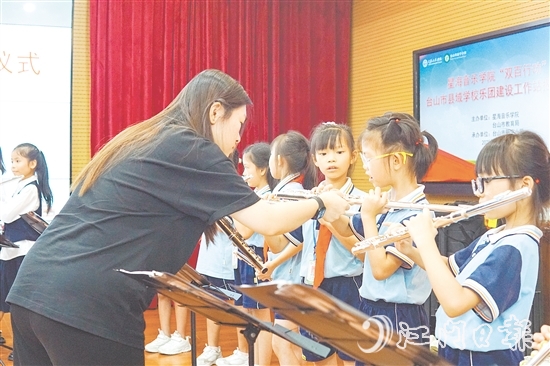 星海音乐学院师生团队为台山学子进行专业艺术指导。 星海音乐学院师生团队为台山学子进行专业艺术指导。