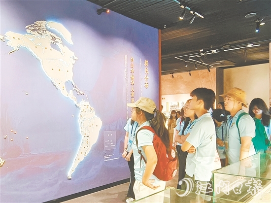 营员们参观台山市华侨文化博物馆，了解侨乡历史文化。