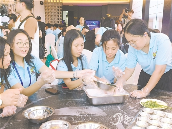 营员们制作艾糍美食，感受侨乡民俗风情。