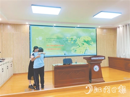 在手语朗读环节，黄晓聪引导学生重构对过往经历的认知，许多学生主动用“我想抱抱你”表达情感。