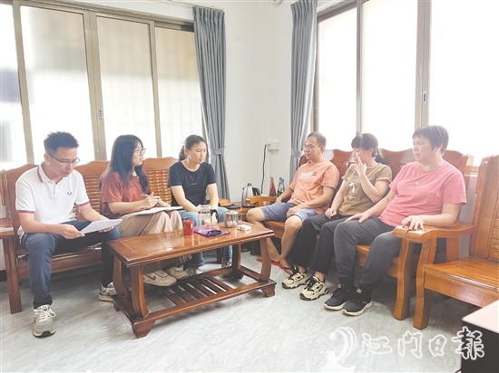 林婉君（左二）和同事们定期深入各村（社区），与村干部围坐交流。