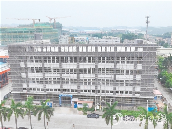 鹤城镇大力推动“工改工”,成功引进弘耀德环保设备项目。 鹤城镇大力推动“工改工”,成功引进弘耀德环保设备项目。