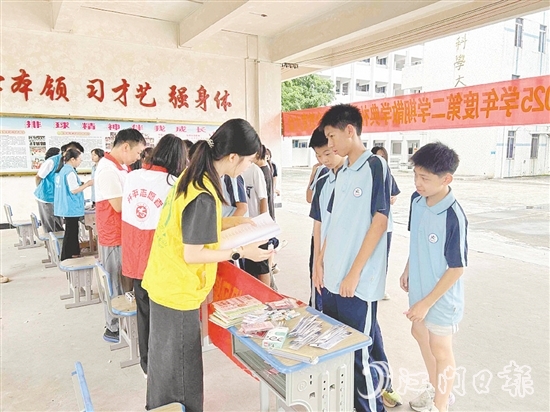工作人员向学生宣传防溺水知识。