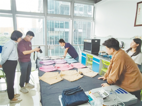 师生走进企业观摩学习。