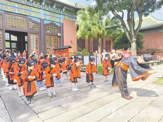 现场，30名身穿传统汉服的新学员到大成殿行拜师礼。