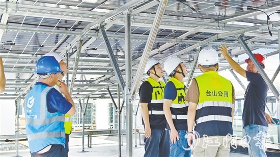 工作人员加快推进光伏项目建设。