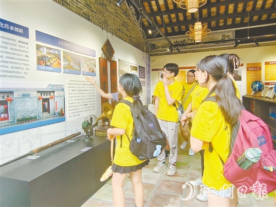 营员们深入乡村参观，感受侨乡发展变化。