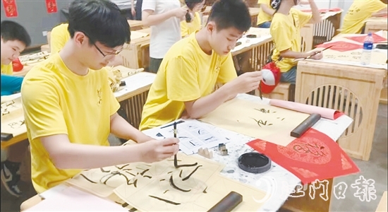 营员们学习书法等传统技艺。