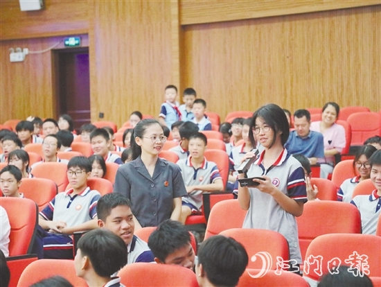 庭审结束后，承办法官围绕被告人犯罪行为，以案释法，与学生互动。