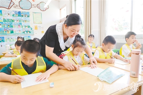 硬笔书法课上,孩子们在教师的指导下,一笔一画认真书写。 硬笔书法课上,孩子们在教师的指导下,一笔一画认真书写。