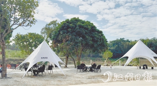 台山的山海正以最温柔的姿态敞开怀抱，这个夏天，不必远赴千里，只需驱车短距离便能在这里踏入一片融合自然秘境与人文韵味的露营天堂。