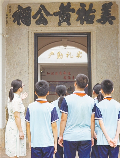 学校组织开展德育活动，通过讲述校史中的革命故事，让学生了解那段峥嵘的历史。
