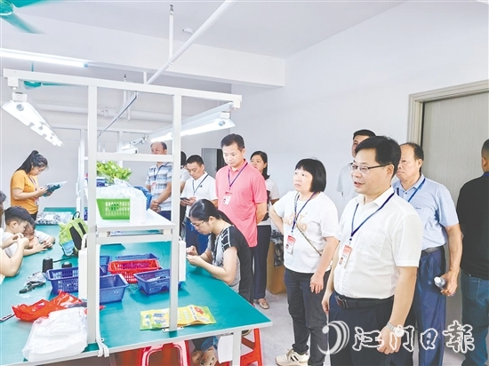 人大代表们实地视察幸福共富工坊。