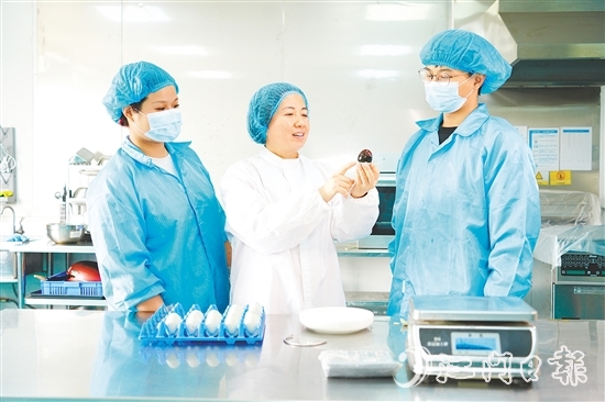 在培训室里,梁艳芬(中间白衣)和大家交流蛋品检测方式。 在培训室里,梁艳芬(中间白衣)和大家交流蛋品检测方式。