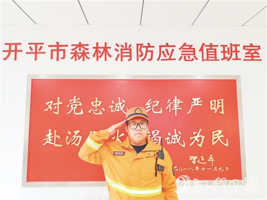 陈家荣参与过375次救援,用行动践行着“守一方净土,保一方平安”的誓言。 陈家荣参与过375次救援,用行动践行着“守一方净土,保一方平安”的誓言。