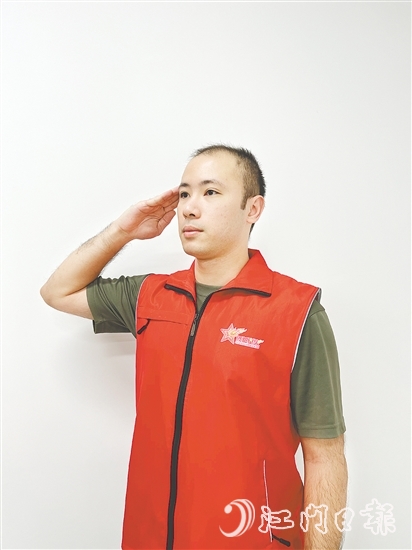 曾焕鸿用315小时的志愿服务时长,在基层一线写下了退役军人的担当。 曾焕鸿用315小时的志愿服务时长,在基层一线写下了退役军人的担当。