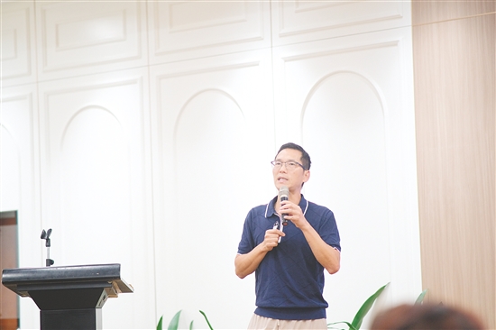 嘉宾在现场演讲。 嘉宾在现场演讲。